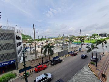 Venta de Departamento de 3 dormitorios en primer piso alto, Edificio Spazio, Puerto Santa Ana, Guayaquil