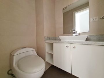 Venta de Departamento de 3 dormitorios en primer piso alto, Edificio Spazio, Puerto Santa Ana, Guayaquil