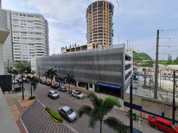 Venta de Departamento de 3 dormitorios en primer piso alto, Edificio Spazio, Puerto Santa Ana, Guayaquil