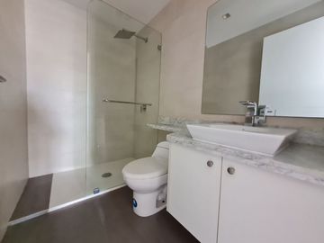 Venta de Departamento de 3 dormitorios en primer piso alto, Edificio Spazio, Puerto Santa Ana, Guayaquil