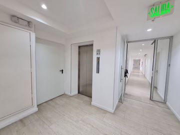 Venta de Departamento de 3 dormitorios en primer piso alto, Edificio Spazio, Puerto Santa Ana, Guayaquil