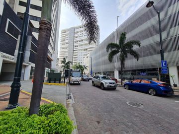 Venta de Departamento de 3 dormitorios en primer piso alto, Edificio Spazio, Puerto Santa Ana, Guayaquil