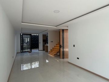 MODERNA CASA VIP DE VENTA, Sector Ricaurte Colegio Sudamericano C1405