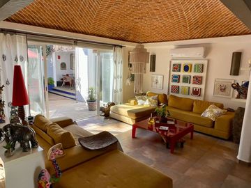 CASA EN VENTA  UN SOLO NIVEL CENTRICA Y MUY FUCIONAL