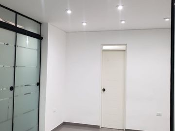 VENDO AMPLIA CASA EN LINCE