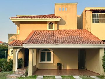 CASA EN VENTA EN  PARQUE ROYAL EN COLIMA