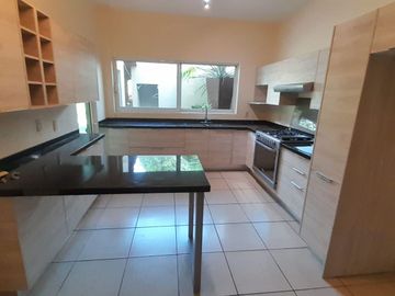 CASA EN VENTA EN  PARQUE ROYAL EN COLIMA