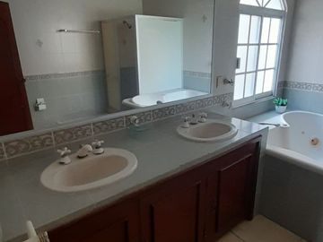 CASA EN VENTA EN  PARQUE ROYAL EN COLIMA