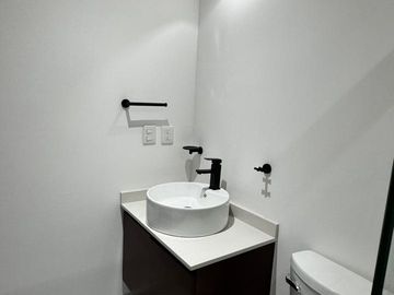 OMBU DEPTO- SIN MUEBLES EN RENTASEGUNDO PISO.