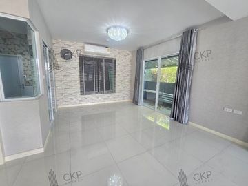 Twin house, Inizio 3 Pinklao - Ring Road, empty house, located opposite the swimming pool, wide road, near food and shopping sources.