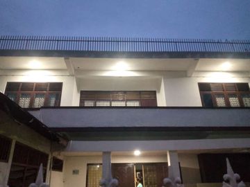 Dijual Rumah Untuk Bisnis Kos-Kosan atau Homestay Jalan Kramat Raya Senen Jakarta Pusat Lokasi Ramai Sangat Strategis Siap Operasional