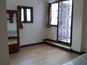 Dijual Rumah Untuk Bisnis Kos-Kosan atau Homestay Jalan Kramat Raya Senen Jakarta Pusat Lokasi Ramai Sangat Strategis Siap Operasional