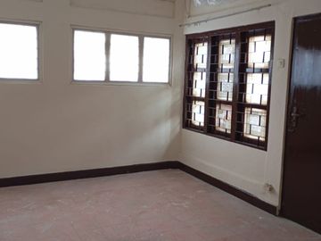 Dijual Rumah Untuk Bisnis Kos-Kosan atau Homestay Jalan Kramat Raya Senen Jakarta Pusat Lokasi Ramai Sangat Strategis Siap Operasional