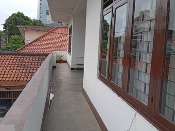 Dijual Rumah Untuk Bisnis Kos-Kosan atau Homestay Jalan Kramat Raya Senen Jakarta Pusat Lokasi Ramai Sangat Strategis Siap Operasional