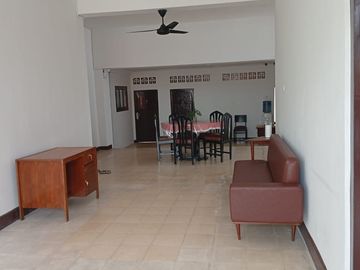 Dijual Rumah Untuk Bisnis Kos-Kosan atau Homestay Jalan Kramat Raya Senen Jakarta Pusat Lokasi Ramai Sangat Strategis Siap Operasional