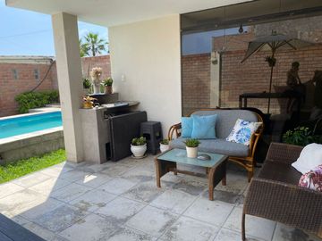Venta de casa con piscina en Brisas de Villa