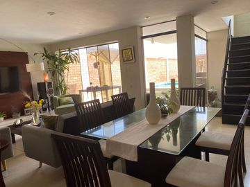 Venta de casa con piscina en Brisas de Villa