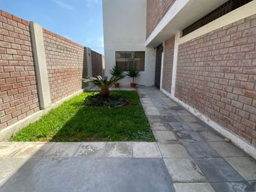 Venta de casa con piscina en Brisas de Villa