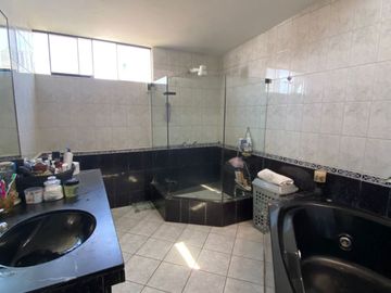 Venta de casa con piscina en Brisas de Villa
