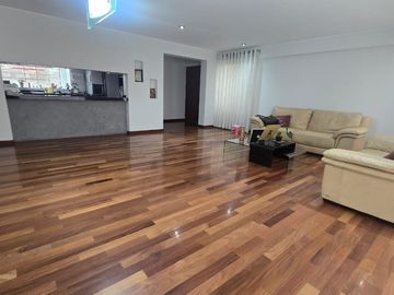 Departamento en Primer Piso de 222 m² de 3 Dorm. en Santiago Se Surco