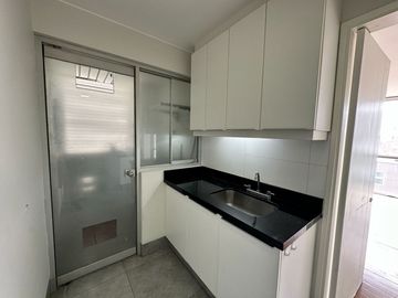 Se Alquila Moderno Departamento En MIRAFLORES – 120 M²  Incluye 2 Estacionamientos Y Un Depósito Privado.