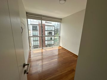 Se Alquila Moderno Departamento En MIRAFLORES – 120 M²  Incluye 2 Estacionamientos Y Un Depósito Privado.