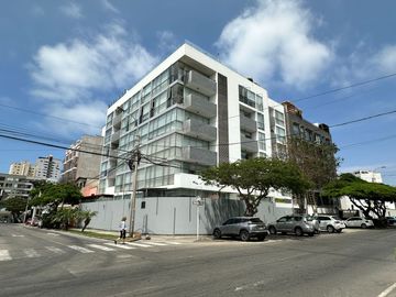 Se Alquila Moderno Departamento En MIRAFLORES – 120 M²  Incluye 2 Estacionamientos Y Un Depósito Privado.