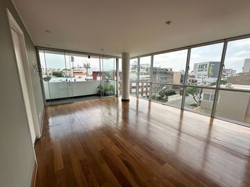 Se Alquila Moderno Departamento En MIRAFLORES – 120 M²  Incluye 2 Estacionamientos Y Un Depósito Privado.