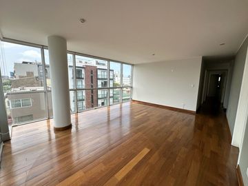 Se Alquila Moderno Departamento En MIRAFLORES – 120 M²  Incluye 2 Estacionamientos Y Un Depósito Privado.