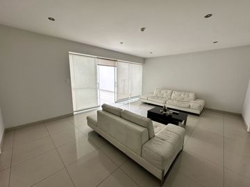 Se Alquila Moderno Departamento En MIRAFLORES – 120 M²  Incluye 2 Estacionamientos Y Un Depósito Privado.