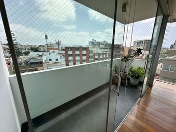 Se Alquila Moderno Departamento En MIRAFLORES – 120 M²  Incluye 2 Estacionamientos Y Un Depósito Privado.