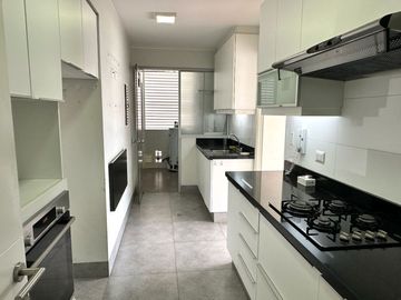 Se Alquila Moderno Departamento En MIRAFLORES – 120 M²  Incluye 2 Estacionamientos Y Un Depósito Privado.