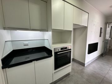 Se Alquila Moderno Departamento En MIRAFLORES – 120 M²  Incluye 2 Estacionamientos Y Un Depósito Privado.