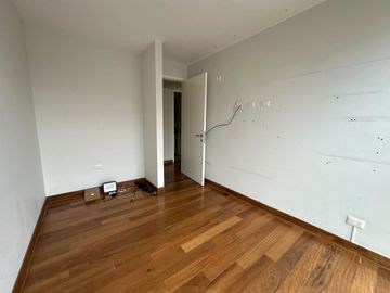 Se Alquila Moderno Departamento En MIRAFLORES – 120 M²  Incluye 2 Estacionamientos Y Un Depósito Privado.