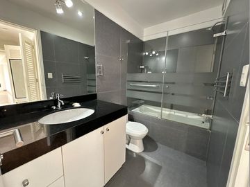 Se Alquila Moderno Departamento En MIRAFLORES – 120 M²  Incluye 2 Estacionamientos Y Un Depósito Privado.