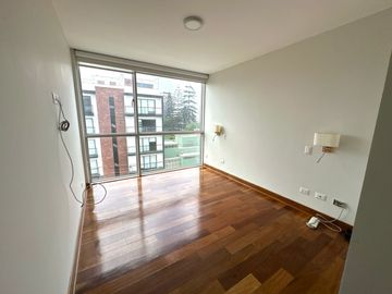 Se Alquila Moderno Departamento En MIRAFLORES – 120 M²  Incluye 2 Estacionamientos Y Un Depósito Privado.
