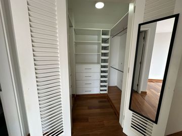 Se Alquila Moderno Departamento En MIRAFLORES – 120 M²  Incluye 2 Estacionamientos Y Un Depósito Privado.
