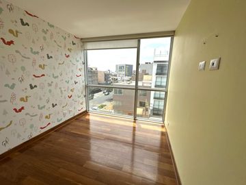 Se Alquila Moderno Departamento En MIRAFLORES – 120 M²  Incluye 2 Estacionamientos Y Un Depósito Privado.