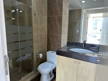 Se Alquila Moderno Departamento En MIRAFLORES – 120 M²  Incluye 2 Estacionamientos Y Un Depósito Privado.