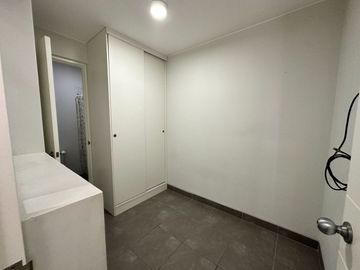 Se Alquila Moderno Departamento En MIRAFLORES – 120 M²  Incluye 2 Estacionamientos Y Un Depósito Privado.