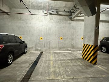 Se Alquila Moderno Departamento En MIRAFLORES – 120 M²  Incluye 2 Estacionamientos Y Un Depósito Privado.