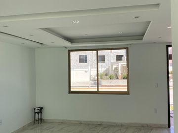 EN VENTA CASA DE TRES PLATAS , EN FRACC. RESIDENCIAL HACIENDA REAL, TOLCAYUCA HGO.