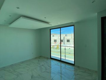 EN VENTA CASA DE TRES PLATAS , EN FRACC. RESIDENCIAL HACIENDA REAL, TOLCAYUCA HGO.