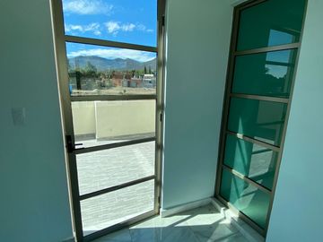EN VENTA CASA DE TRES PLATAS , EN FRACC. RESIDENCIAL HACIENDA REAL, TOLCAYUCA HGO.