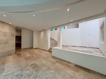 Casa en Venta en Villantigua con ampliación y renovada completamente desde los pisos y todos los baños nuevos y cuenta con 4 recamaras, la pr