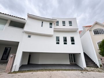 Casa en Venta en Villantigua con ampliación y renovada completamente desde los pisos y todos los baños nuevos y cuenta con 4 recamaras, la pr