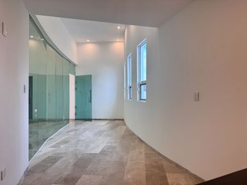 Casa en Venta en Villantigua con ampliación y renovada completamente desde los pisos y todos los baños nuevos y cuenta con 4 recamaras, la pr