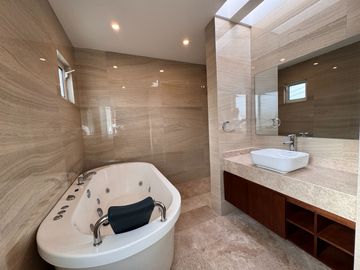 Casa en Venta en Villantigua con ampliación y renovada completamente desde los pisos y todos los baños nuevos y cuenta con 4 recamaras, la pr