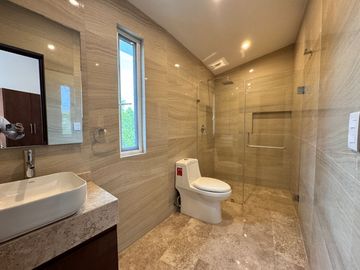 Casa en Venta en Villantigua con ampliación y renovada completamente desde los pisos y todos los baños nuevos y cuenta con 4 recamaras, la pr