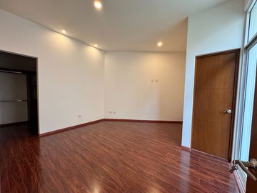 Casa en Venta en Villantigua con ampliación y renovada completamente desde los pisos y todos los baños nuevos y cuenta con 4 recamaras, la pr